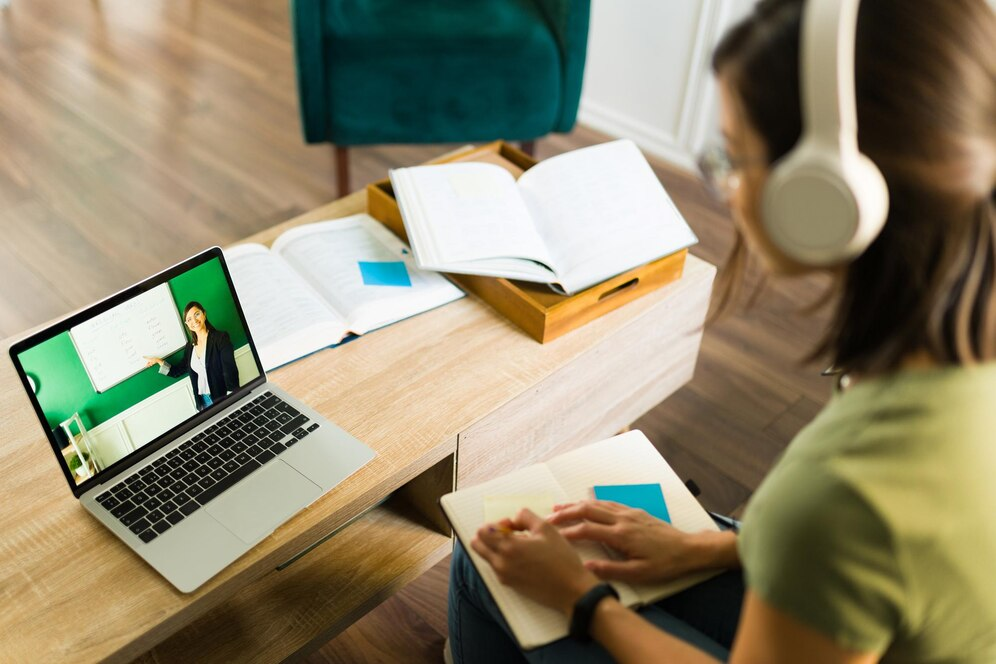 mujer estudiando virtual